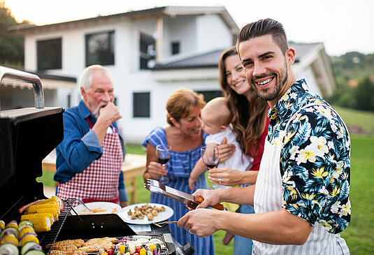 Familie beim Grillen im eigenem Garten