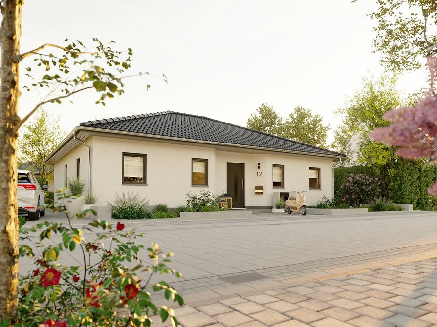 Winkelbungalow 108 mit hellem Fassadenputz, anthrazitfarbenem Walmdach und barrierearmem Hauseingang in gepflegtem Wohnumfeld.