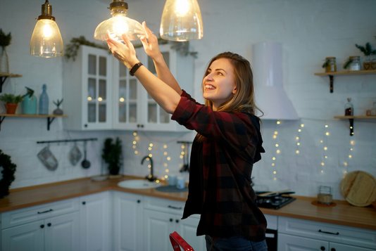 Frau und Lampen