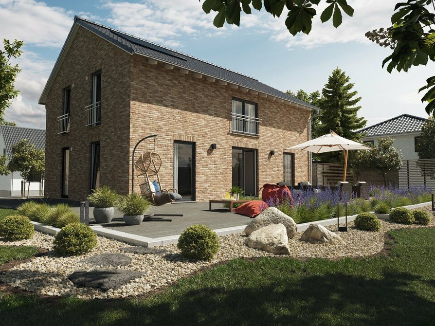 Entdecken Sie das Einfamilienhaus Landhaus 142 Modern in Aurora Klinker mit bodentiefen Fenstern für einen lichtdurchfluteten Wohnraum, modernem Satteldach inklusive optionaler Photovoltaikanlage, farbigen Fassadenakzenten und einer einladenden Terrasse.